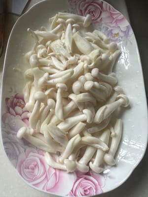 Lavare e mettere da parte i funghi giada bianca