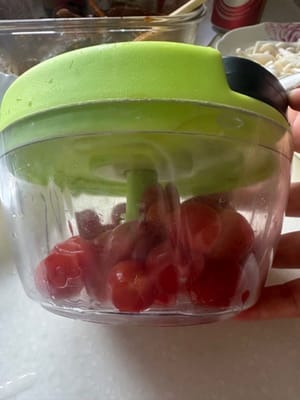 usa un contenitore per schiacciare i pomodorini per rendere la zuppa più saporita😋