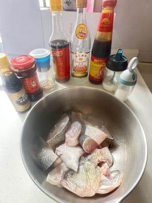 Aggiungere i condimenti e mescolare bene.
1/2 cucchiaio di vino da cucina, 1/2 cucchiaio di salsa di soia. 1/2 cucchiaio di salsa di soia, 2/3 di cucchiaio di vino da cucina. Pepe in polvere, sale. 2/3, 1/2 cucchiaio di pasta di fagioli, 1/2 cucchiaio di Lao Gan Ma, per ora senza amido di mais.