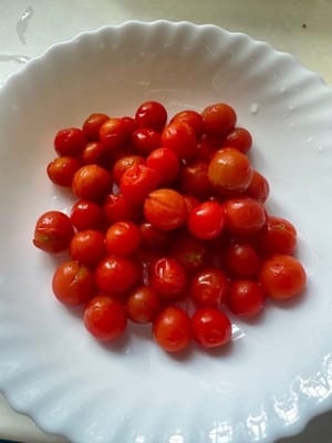 i pomodorini sono facoltativi. Se non vi piace il cibo piccante, non è necessario usarli. Se non vi piace il cibo piccante, usate i pomodorini per aggiungere colore.