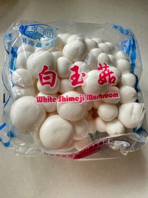 una confezione di funghi champignon.
