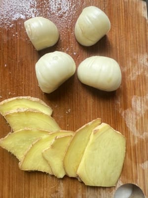 4 spicchi d'aglio, 2 per la marinatura e 2 per la riserva, 8 fette di zenzero, 4 per il pesce marinato e 4 per la riserva