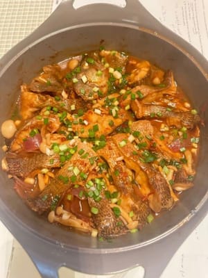 Adagiare il pesce marinato sulla base, aggiungere una lattina di birra e cuocere a fuoco medio-alto per cinque-otto minuti da quando la birra bolle. Non coprire la pentola. Addensare il ripieno con acqua di amido di mais e un po' di salsa di soia leggera e versare sul pesce per farlo assorbire.