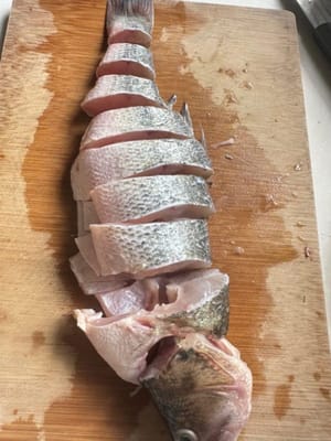 il primo passaggio per tagliare il pesce.