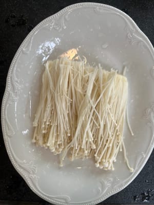 金針菇洗乾淨切去頭部