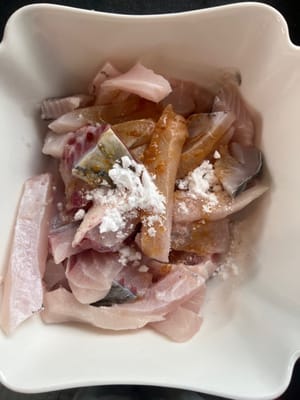 魚骨用鹽，糖，豉油，生粉一齊撈勻
