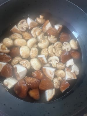水滾後將香菇同蘑菇同時放入去煮6分鐘