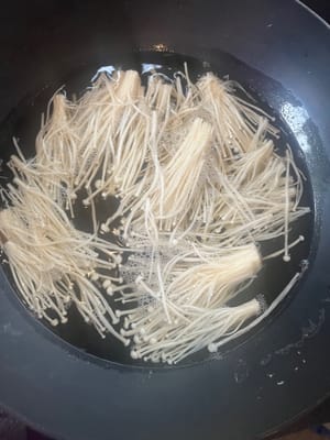 水滾將金針菇擺入去煮1分鐘