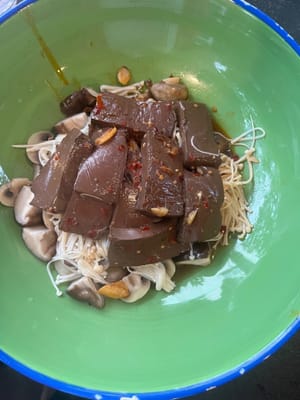 撈起鴨血備用
