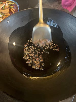 鍋熱落油將花椒倒入慢火炒香
