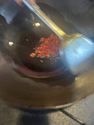 之前炒花椒的油留下再倒入乾辣椒慢火炒到感覺辣椒慢慢變深色，即刻熄火