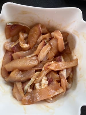 魚片加入鹽，糖，豉油，生粉一齊撈勻