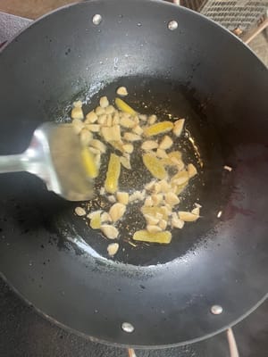 倒入姜同埋蒜頭一齊炒香