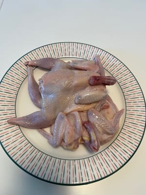 乳鴿洗乾淨內面一些內臟，頭尾棄掉