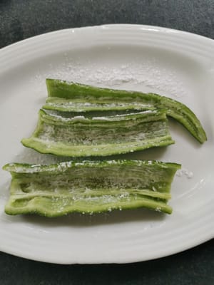 然后在辣椒上撒上玉米淀粉