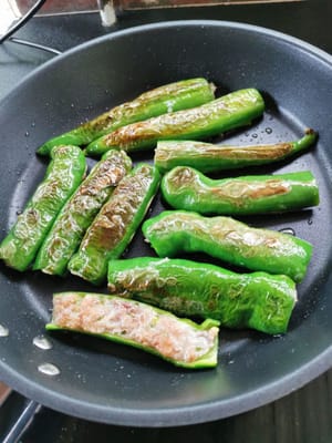 然后再回来炒，直到辣椒变软并煮熟。