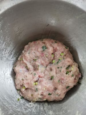 揉至葱花均匀，备用
