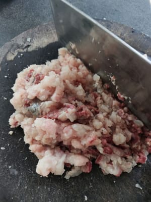 然后切碎鱼