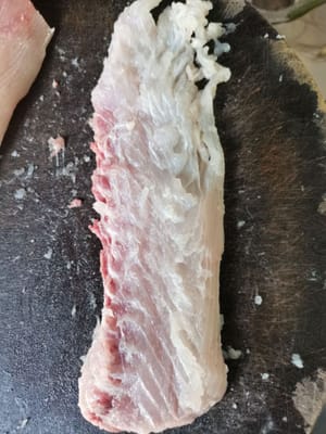 去除鱼刺后，切成薄片，剁碎。