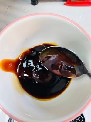 拿個小碗,往裡倒1湯匙生抽、1湯匙蠔油,再加5g白糖、5克食用油,攪拌均勻,這醬汁絕了。別放太鹹,因剁椒也是有鹹味的。