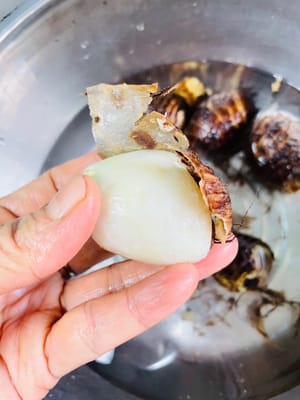 煮好的芋頭撈出嚟,丟冷水裡降溫。等不燙手了,直接用手撕掉外殼,是不是很簡單?(經過煮過的芋頭,處理起嚟就不會再咬(癢)你的了)