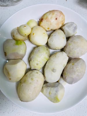 把剝好皮的芋仔放進蒸盤裡,倒上剛才調好的醬汁,稍微翻拌一下,讓每個芋仔都沾上醬汁。