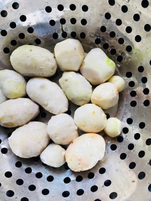 煮好的芋頭撈出嚟,丟冷水裡降溫。等不燙手了,直接用手撕掉外殼,是不是很簡單?(經過煮過的芋頭,處理起嚟就不會再咬(癢)你的了)