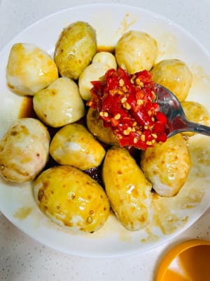 挖兩湯匙剁椒,鋪在芋仔上面,看著就很有食慾。