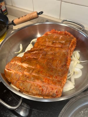 Anschließend den Schweinebauch mit der Schwarte nach oben legen.