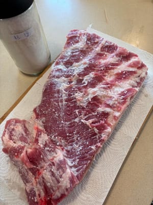 Zuerst den Schweinebauch von beiden Seiten mit grobem Salz einreiben.