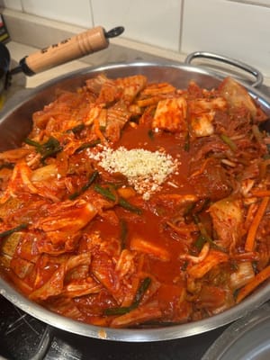 Anschließend gehackten Knoblauch und Misopaste hinzufügen.