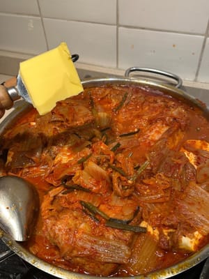 Zum Schluss die Butter für ein extra nussiges Aroma hinzufügen und die Brühe abschmecken, um gegebenenfalls noch Salz hinzuzufügen. Sobald die Butter geschmolzen ist, mit Frühlingszwiebeln bestreuen – fertig!