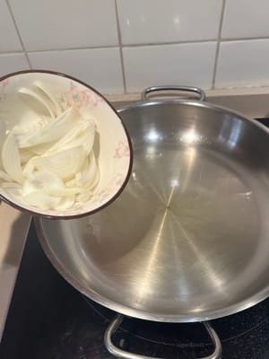 In einer erhitzten Pfanne mit Öl die Zwiebel hinzufügen.