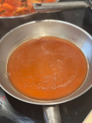 In einem separaten Topf die Rinderbrühe zum Kochen bringen.