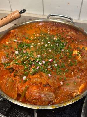 Zum Schluss die Butter für ein extra nussiges Aroma hinzufügen und die Brühe abschmecken, um gegebenenfalls noch Salz hinzuzufügen. Sobald die Butter geschmolzen ist, mit Frühlingszwiebeln bestreuen – fertig!