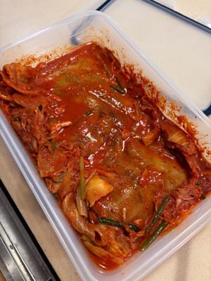 Nach zweiwöchiger Marinierzeit sollte der Schweinebauch so aussehen. Die Schwarte sollte sehr zäh sein, da ihr die gesamte Feuchtigkeit entzogen wurde. Das Kimchi aus dieser Portion darf NICHT verzehrt werden!