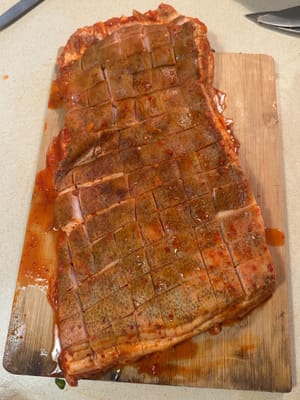 Die Haut wie abgebildet einschneiden, damit die gesamte Kimchi-Sauce, Brühe und Marinade zwischen das Fleisch gelangen kann.