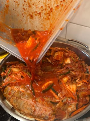 Geben Sie auch das zusätzliche Kimchi-Gemüse und den Saft hinzu.