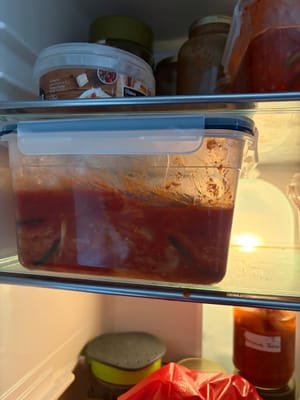 In den Kühlschrank stellen und 2 Wochen marinieren lassen.