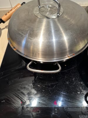 Die Hitze auf mittlere bis niedrige Stufe reduzieren und mit Deckel 15 Minuten garen lassen.