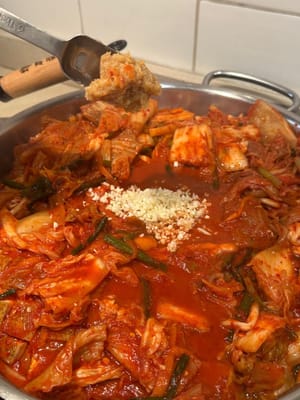 Anschließend gehackten Knoblauch und Misopaste hinzufügen.