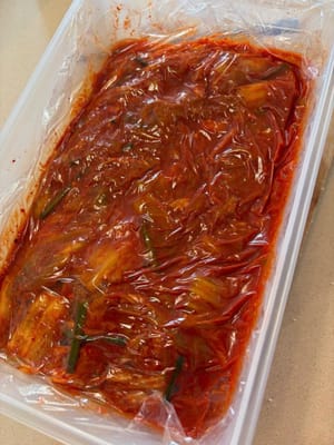 Achten Sie darauf, dass der Schweinebauch zwischen den Kimchi-Schichten liegt.