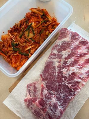 Auch mit Kimchi einreiben und im Kimchi-Behälter ruhen lassen.