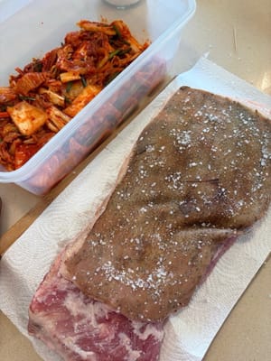 Zuerst den Schweinebauch von beiden Seiten mit grobem Salz einreiben.