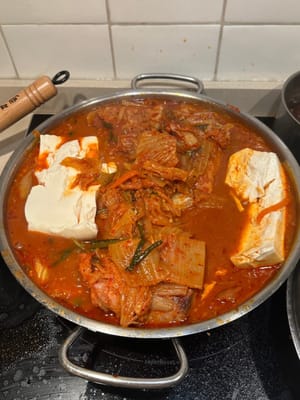 Nach 20 Minuten den Tofu an den Seiten hinzufügen und weitere 10 Minuten garen lassen.