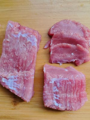La carne de res debe cortarse en rodajas finas de esta manera para lograr un mejor sabor.
