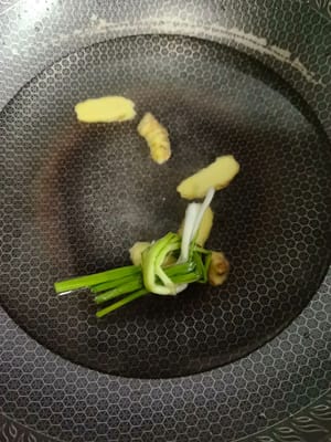 锅里水开放几片姜一个葱节，腌制好的牛肉一起倒锅里，开火煮一分钟。