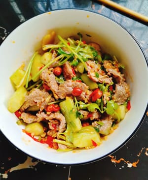 Pour the freshly prepared sauce on top, then add the freshly pickled cucumber, sesame seeds and peanuts and mix well.
