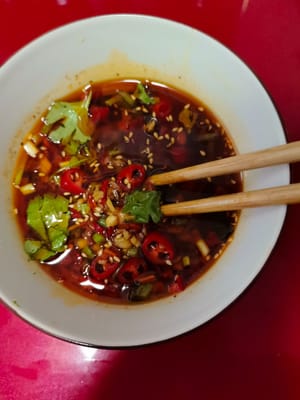 切好的小米椒，葱花15克，姜，十克，蒜15克。
生抽一茶勺，蚝油少许，食盐少许。花椒油少许，泼上热油一起拌匀。
