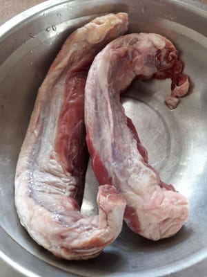 Lave bien las piernas de res, luego sáquelas y escúrralas.